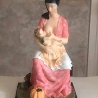 Scultura firmata: Mamma che allatta il suo neonato