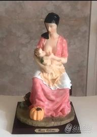 Scultura firmata: Mamma che allatta il suo neonato