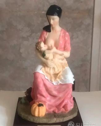 Scultura firmata: Mamma che allatta il suo neonato