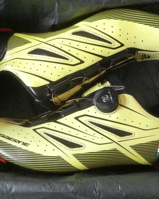 scarpe, maglia, casco