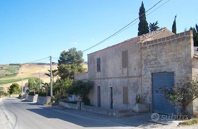 Panoramico rustico su 2 livelli da ristrutturare