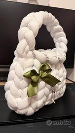 Borsa fatta a mano bianca e molto elegante