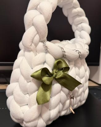 Borsa fatta a mano bianca e molto elegante