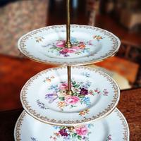 Alzatina in porcellana bianca decorata