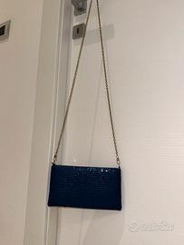 borsetta blu con catena