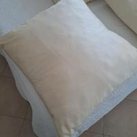 Due cuscini grandi in raso color avorio