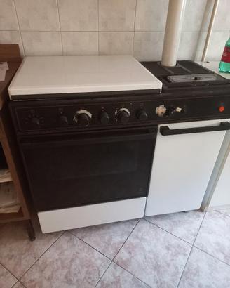 cucina a gas con forno e stufa 