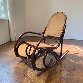 sedia a dondolo in legno stile Thonet 