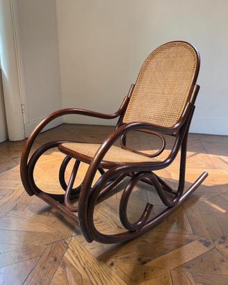 sedia a dondolo in legno stile Thonet 