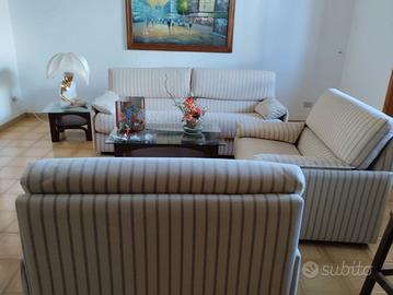 Divano letto 2 metri+ 2 poltrone