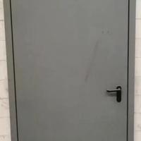 2 Porte antincendio con maniglie