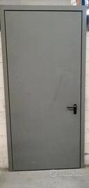 2 Porte antincendio con maniglie
