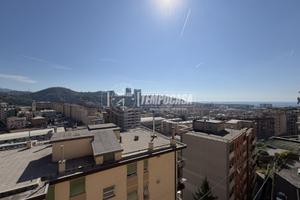 PIANO ALTO CON BALCONE VISTA APERTA SU MONTI E MAR
