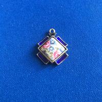 Ciondolo smaltato in porcellana dipinta a mano