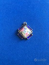 Ciondolo smaltato in porcellana dipinta a mano