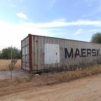 Agricolo recintato e pianeggiante con container