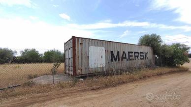 Agricolo recintato e pianeggiante con container