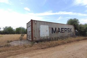 Agricolo recintato e pianeggiante con container