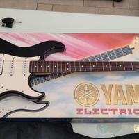 Chitarra Yamaha EG112 Black + Ampli. Peavey 12W