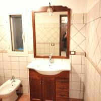 lavabo completo di mobiletto e specchio