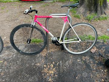 Bicicletta scatto fisso