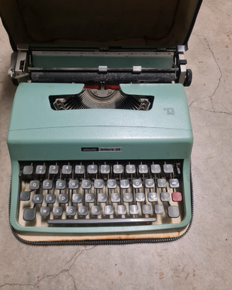 Macchina da scrivere Olivetti vecchissima