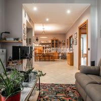 GUANZATE - VILLA BIFAMILIARE CON GIARDINO E POSTI