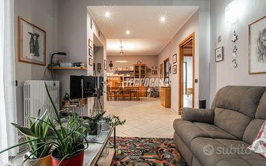 GUANZATE - VILLA BIFAMILIARE CON GIARDINO E POSTI