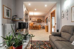 GUANZATE - VILLA BIFAMILIARE CON GIARDINO E POSTI