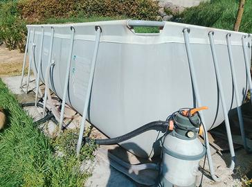 piscina con pompa di filtraggio