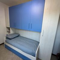 Cameretta a ponte con doppio letto e due materassi