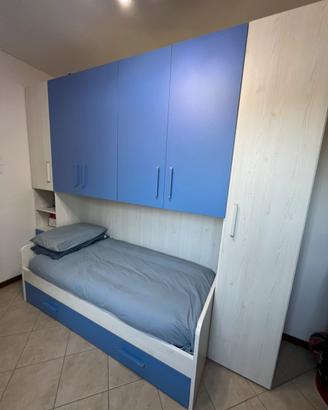 Cameretta a ponte con doppio letto e due materassi