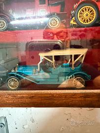 24 modellini auto d’epoca con vetrinetta