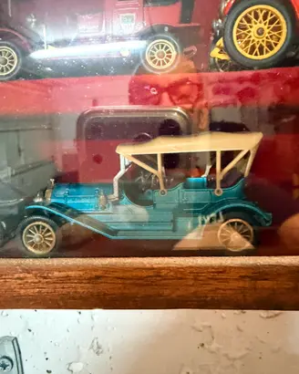24 modellini auto d’epoca con vetrinetta