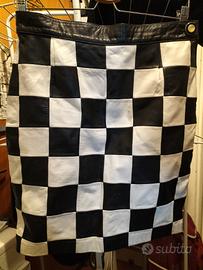 Gonna in pelle bianca e nera stile "Courreges"