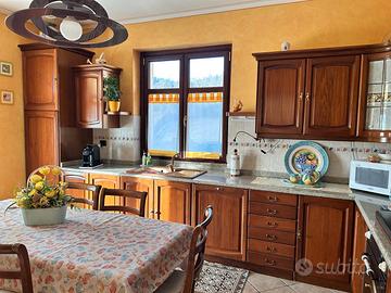 Cucina legno completa.