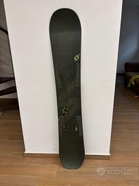 Tavola snowboard e attacchi