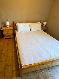 Letto matrimoniale in legno massiccio
