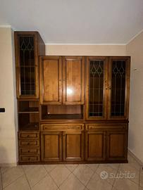 Mobile in legno da soggiorno con vetrinetta