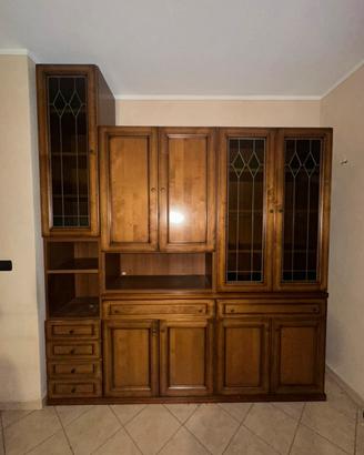 Mobile in legno da soggiorno con vetrinetta