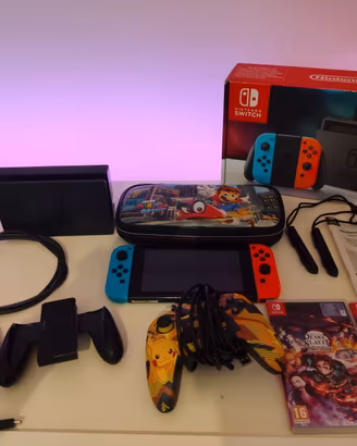 Console Nintendo switch +2 giochi joypad custodia