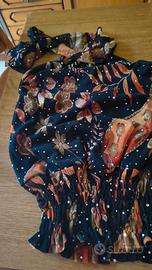 blusa nera con fiori arricciata in vita con strass