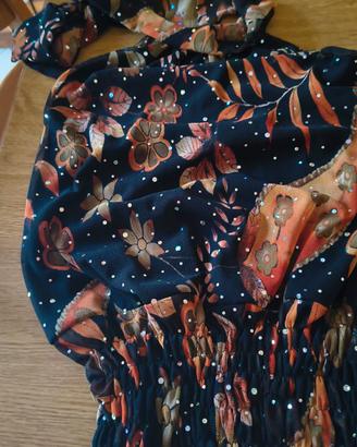 blusa nera con fiori arricciata in vita con strass