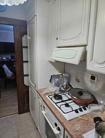 Cucina con elettrodomestici