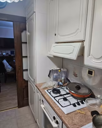 Cucina con elettrodomestici