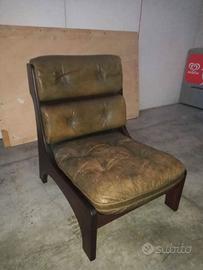 Poltrona.vintage italiana in legno e pelle progett