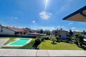 PRESTIGIOSA E UNICA VILLA IMMERSA NEL VERDE A TRAV