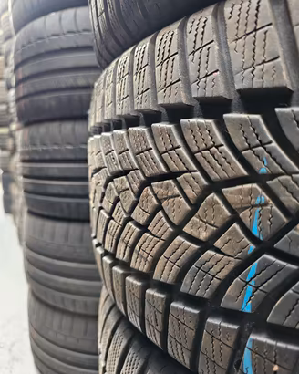235 40 R 18 95V Goodyear ULTRAGRIP Ford FOCUS st S