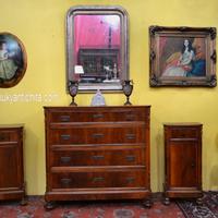 Antico cassettone con coppia comodini cappuccino