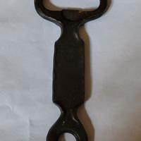 Apribottiglie vintage in ferro battuto